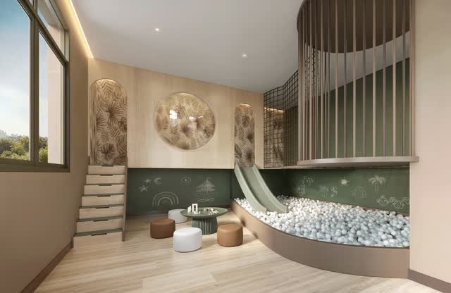 Brinquedoteca com escorregador, piscina de bolinhas, degraus e painel de lousa