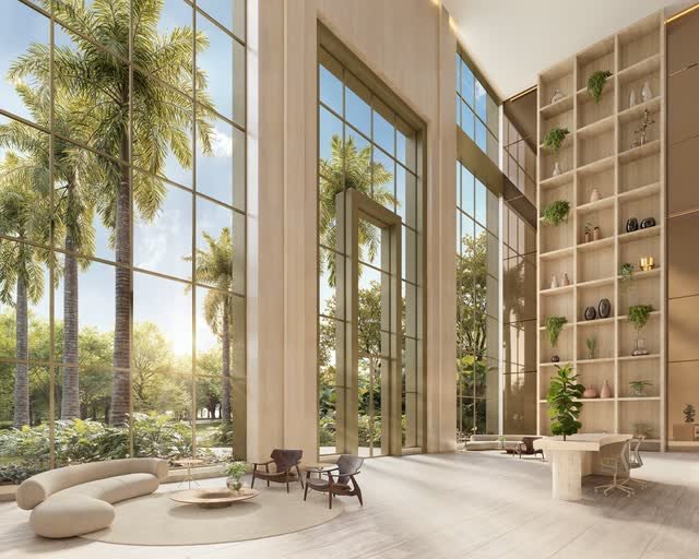 Hall de pé-direito duplo com grandes vidros e palmeiras ao fundo, estante com plantas e lounge de espera