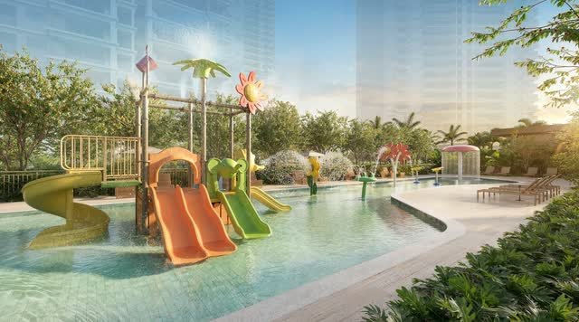 Piscina rasa com escorregadores coloridos, brinquedos aquáticos e jardim ao redor