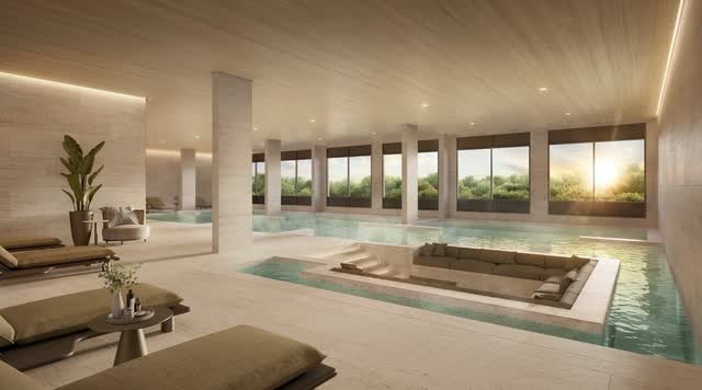 Sala de spa com piscina de imersão, lounge rebaixado, espreguiçadeiras e janelas para o verde